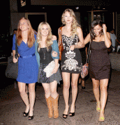 f22eb946973723 Taylor Swift with Cheyenne Kimball leaving a Restaurant in NYC, August 27 